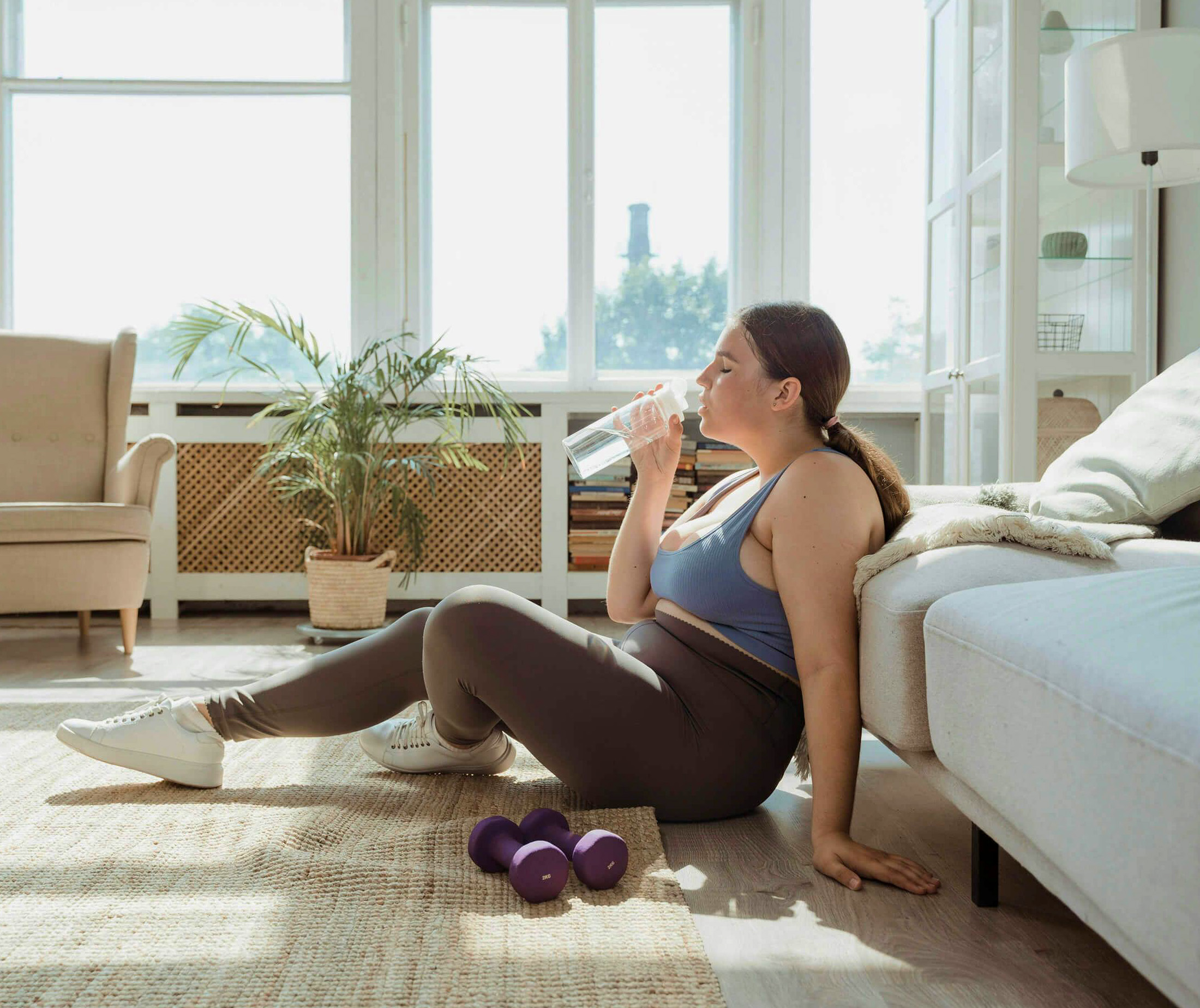 Mujer haciendo ejercicio en casa Mujer haciendo ejercicio en casa